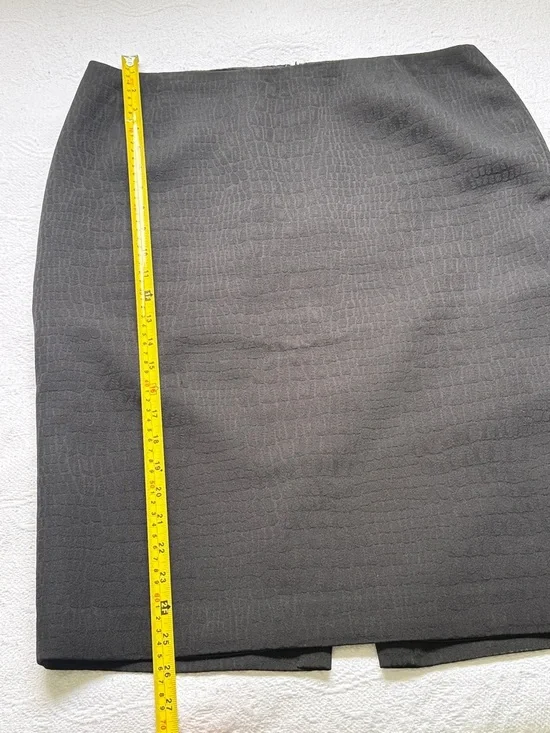 Tahari Black Textured Pencil Skirt Size 14 Croc Embossed Lined Classic Workwear - Picture 9 of 16